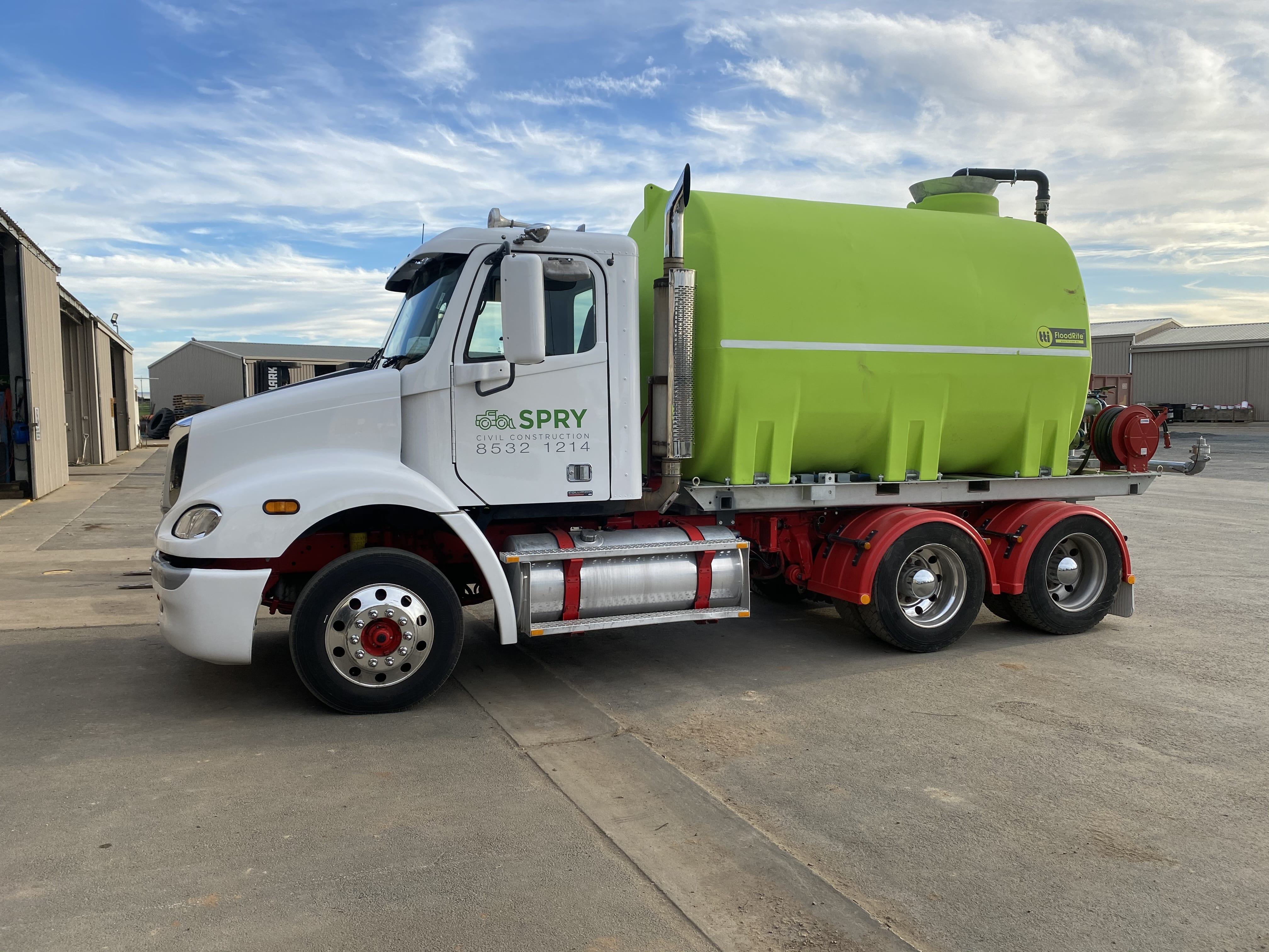 Freightliner Columbia Water Truck - 13,000L