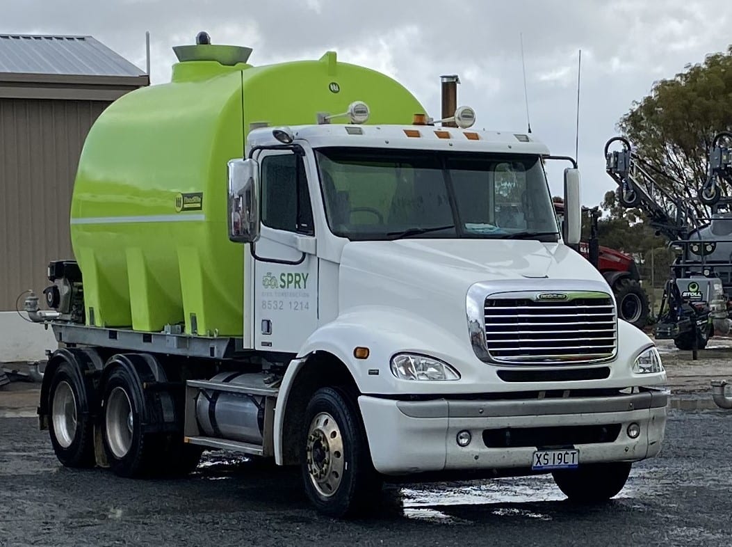 Freightliner Columbia Water Truck - 12,000L